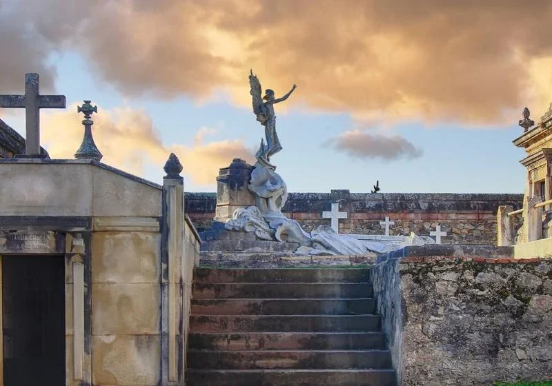 diverse tipologie di lapidi e monumenti funerari