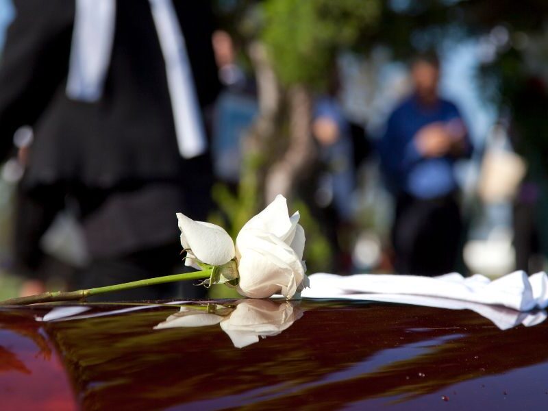 Funerale nei Giorni Festivi: come funziona e cosa sapere