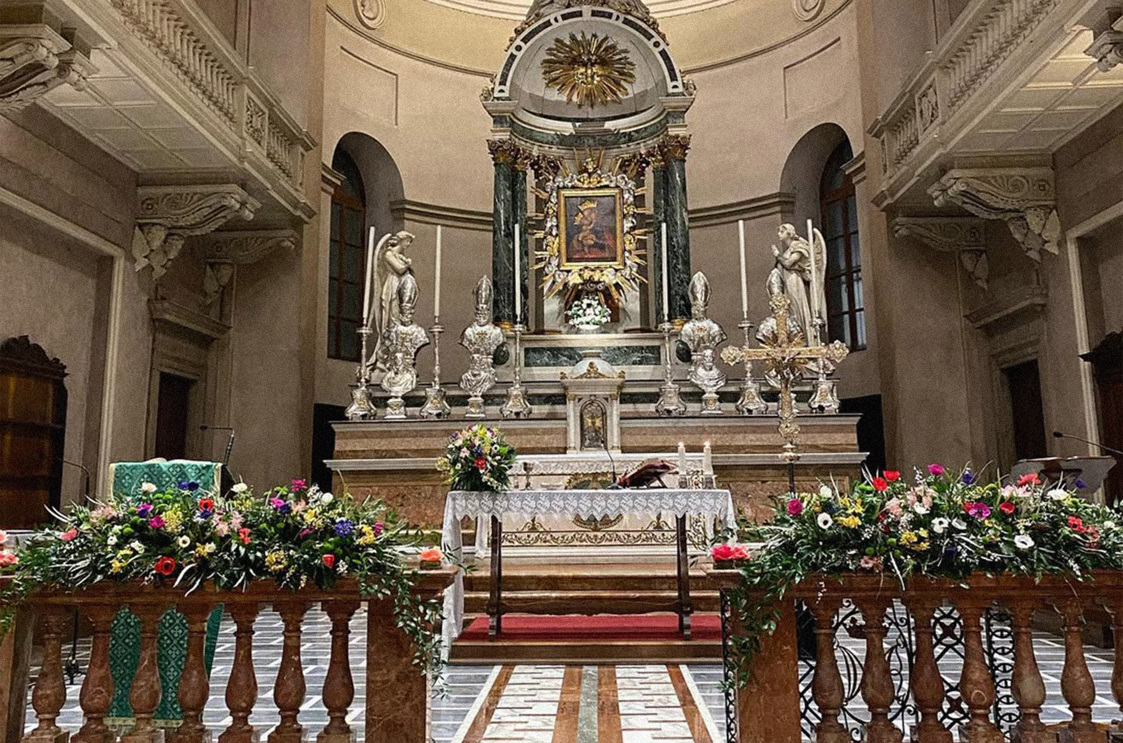 Allestimento cerimonia con addobbi floreali