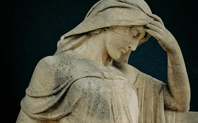 Statua funebre raccolta nel dolore