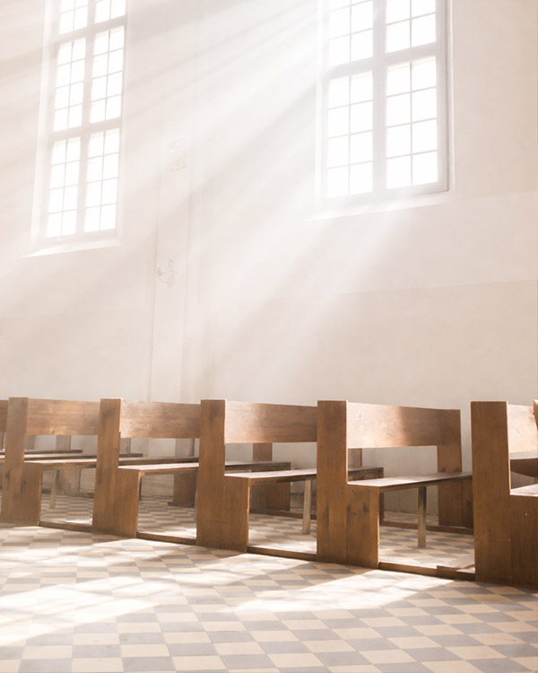 Panche in legno illuminate dalla luce naturale