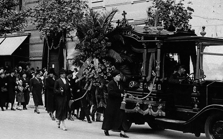 Milano, anni Quaranta: la carrozza funebre dell’epoca tra la folla