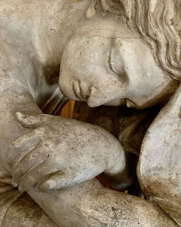 Scultura in marmo, due volti raccolti