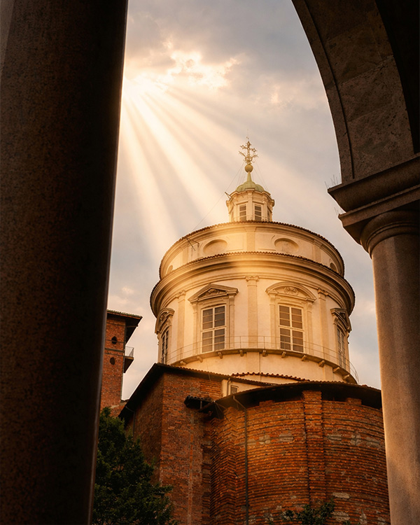 Cupola milanese nella luce dorata