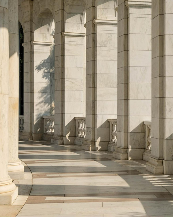 Colonnato marmoreo di un cimitero monumentale