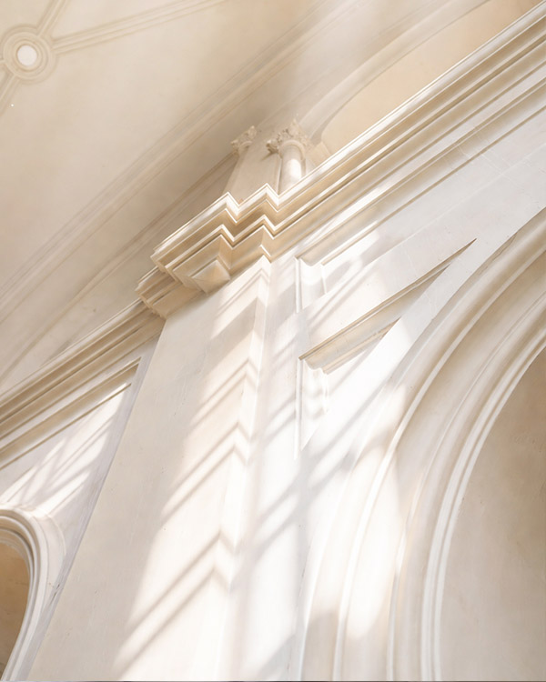 Dettaglio architettonico in marmo bianco