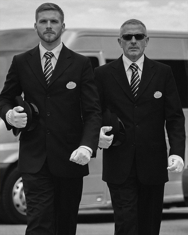 Portatore in divisa con guanti bianchi, bianco e nero
