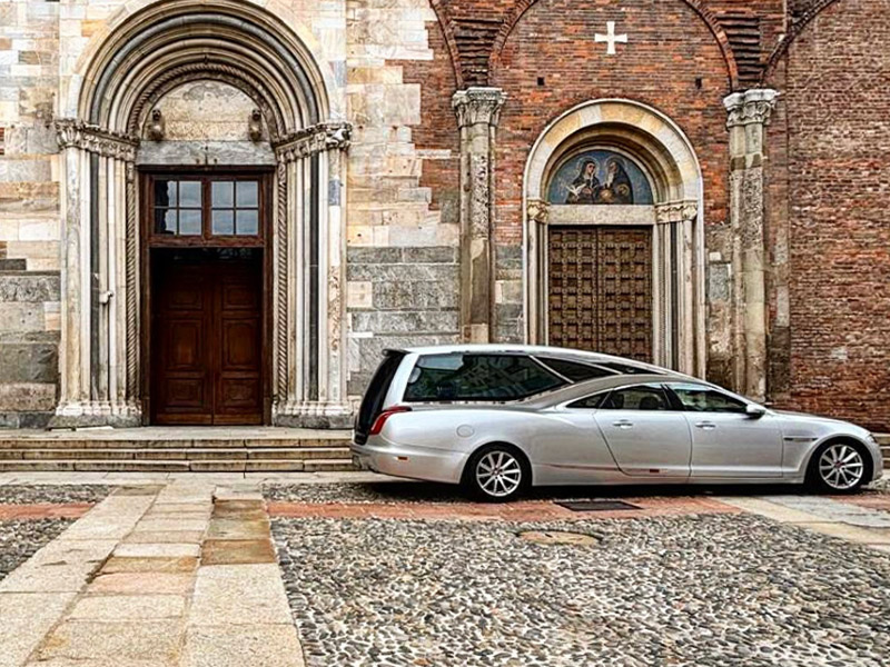 Carro funebre davanti al portale di una chiesa