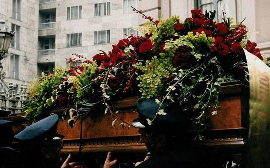 Composizione di rose rosse davanti a un palazzo milanese