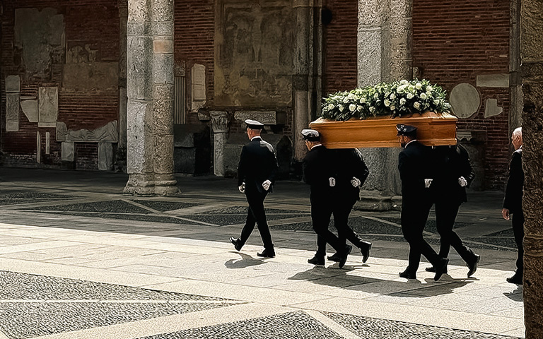 Portatori con cofano in una piazza milanese