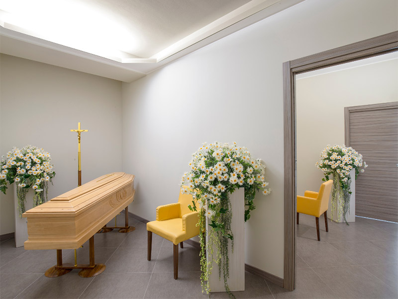 Stanza privata della casa funeraria con composizioni di margherite