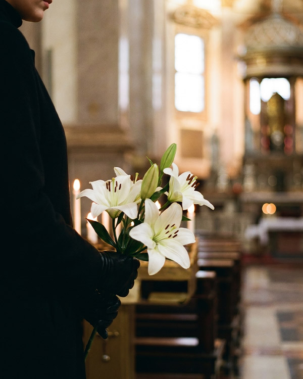 Gigli bianchi durante la cerimonia in chiesa