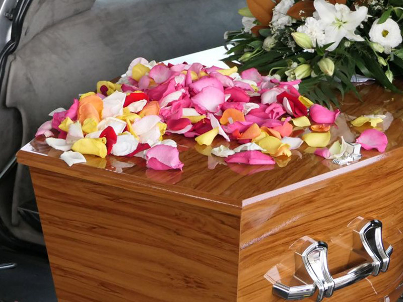 Cofano in legno con petali di rosa