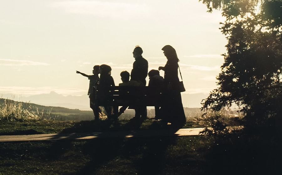 Famiglia raccolta al tramonto