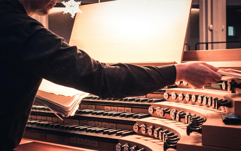 Mani sull’organo durante il rito