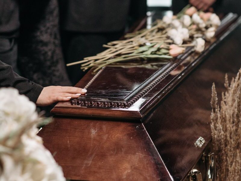 Come vestire un defunto tradizioni, regole e consigli