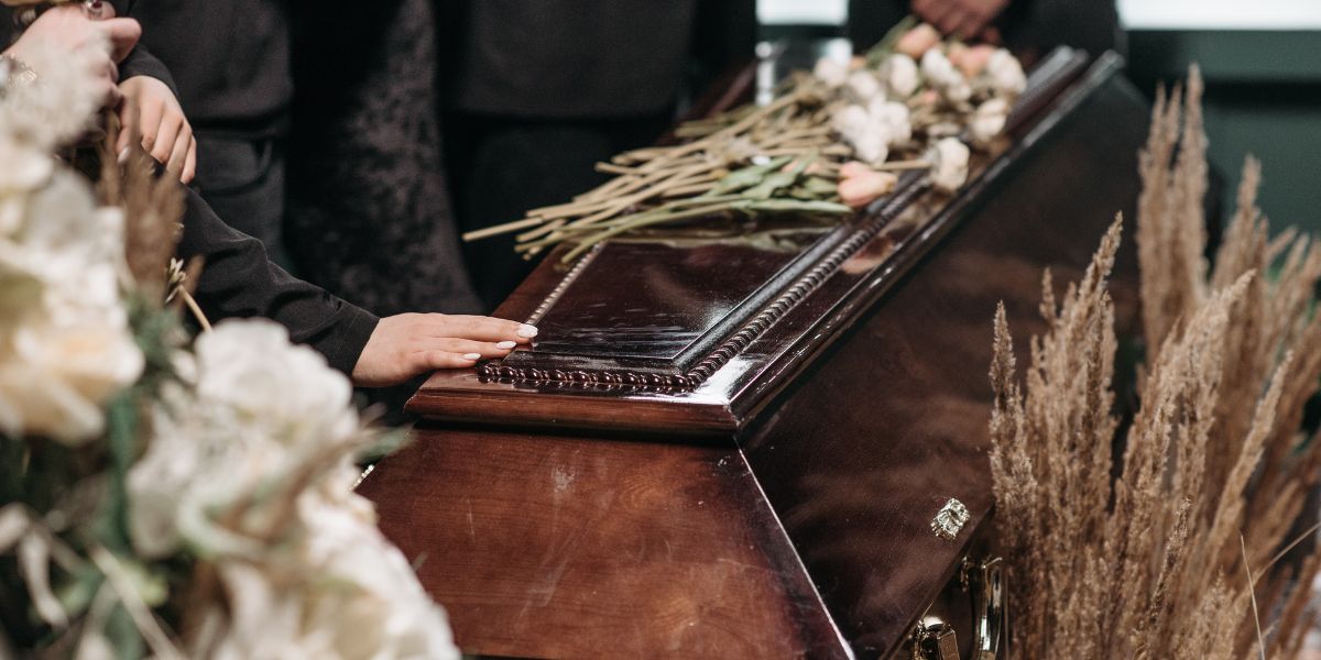 Come vestire un defunto tradizioni, regole e consigli